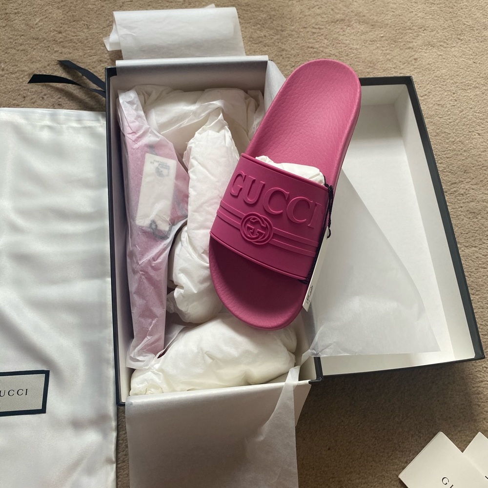 NWT Gucci pink logo rubber slides
